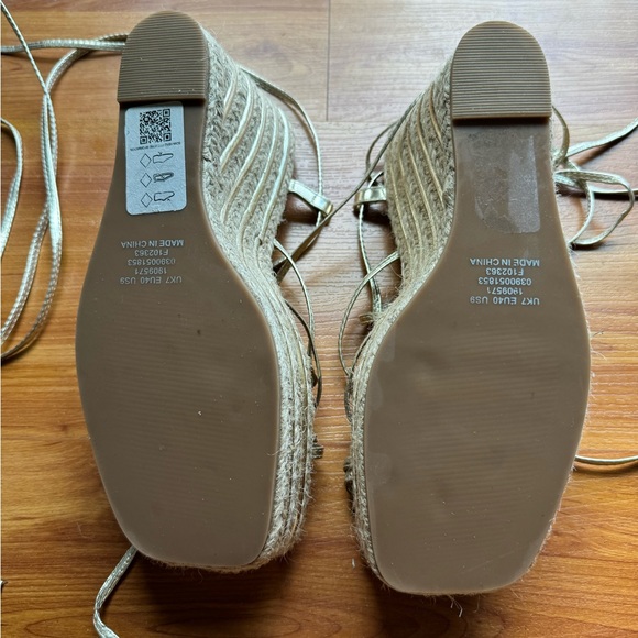 ASOS DESIGN Thalia strappy tie leg wedges in gold size 9 - Picture 10 of 16